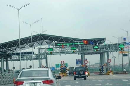 Quản lý thu phí tại dự án này lỏng lẻo đến mức, có thời điểm vào sáng mùng 1 Tết Đinh Dậu, không bị ùn tắc nhưng dự án không thu phí và không có bất cứ thông báo chính thức nào. Ảnh: Bảo An.