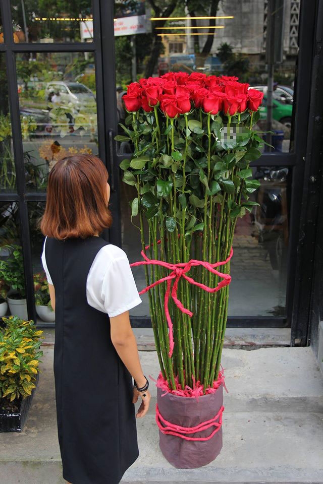 Quà Valentine tặng hotgirl: Cành hồng cao bằng người