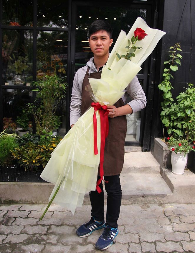 Quà Valentine tặng hotgirl: Cành hồng cao bằng người