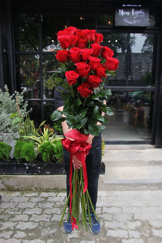 Quà Valentine tặng hotgirl: Cành hồng cao bằng người