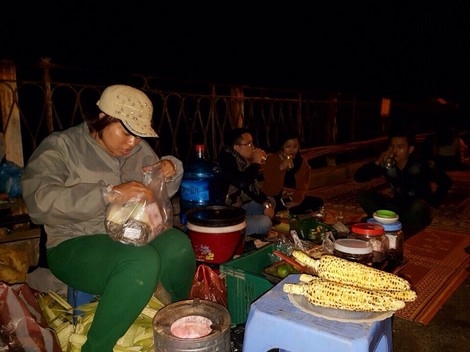  Những chị bán hàng kiếm ăn giữa đêm. 