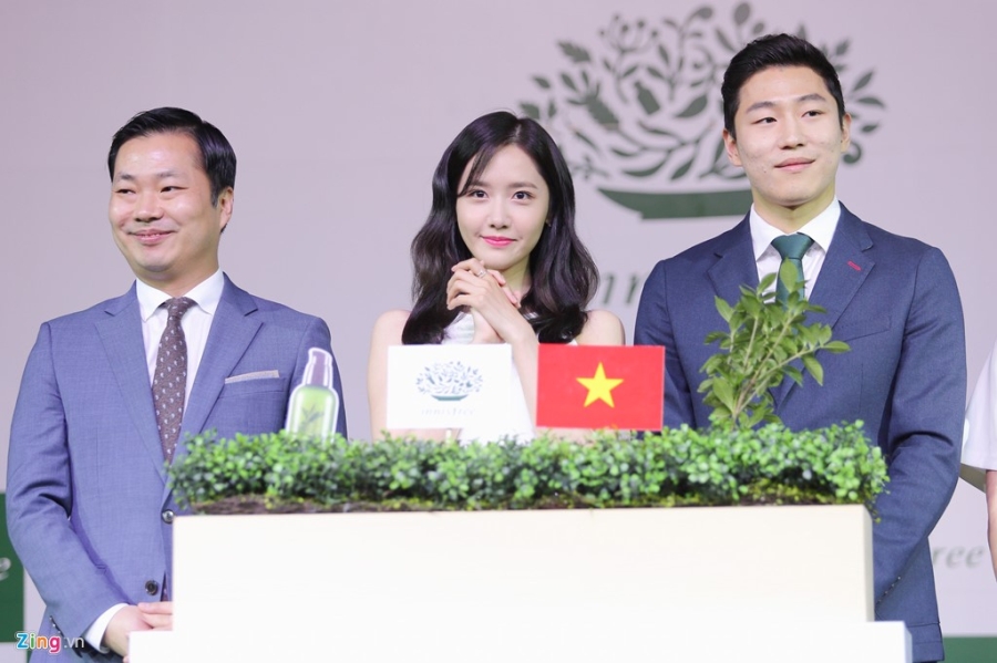 Yoona (SNSD) den tre 2 tieng, xuat hien o hop bao 10 phut hinh anh 9
