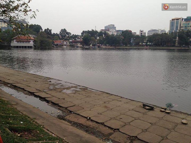 Hà Nội: Đang đợi xe cấp cứu, người đàn ông tỉnh lại rồi bất ngờ nhảy xuống hồ Thiền Quang - Ảnh 1.