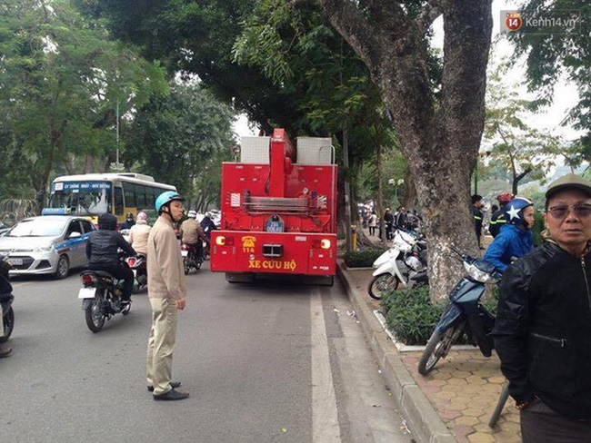 Hà Nội: Đang đợi xe cấp cứu, người đàn ông tỉnh lại rồi bất ngờ nhảy xuống hồ Thiền Quang - Ảnh 3.