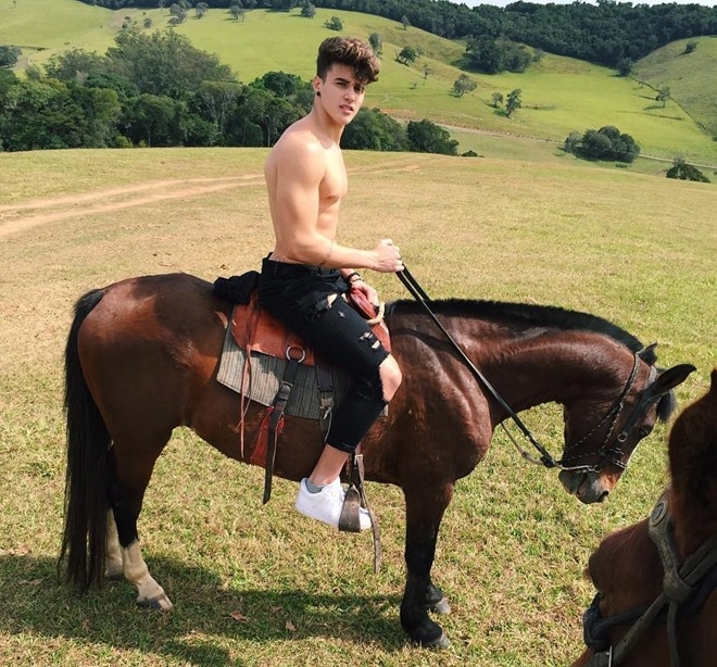 Hot boy Brazil giong Justin Bieber co 3 trieu fan tren mang hinh anh 8