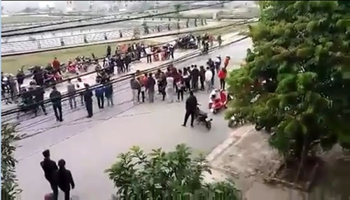 Hai cô gái ẩu đả náo loạn phố trong tiếng hò reo cổ vũ - 1