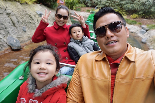 vo-chong-jennifer-pham-dua-hai-con-di-choi-cong-vien-1