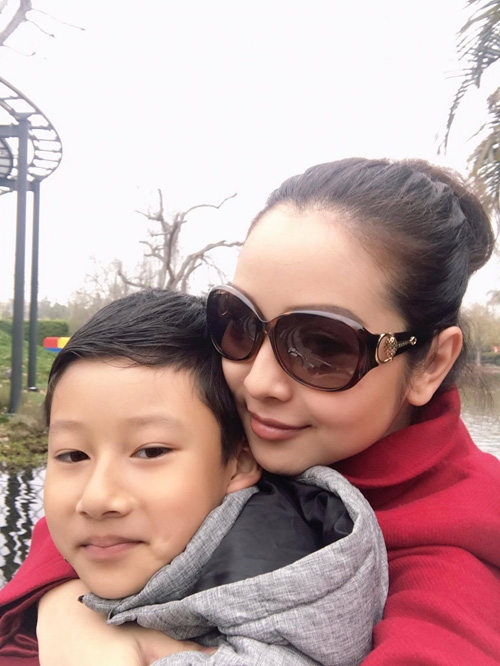 vo-chong-jennifer-pham-dua-hai-con-di-choi-cong-vien-7