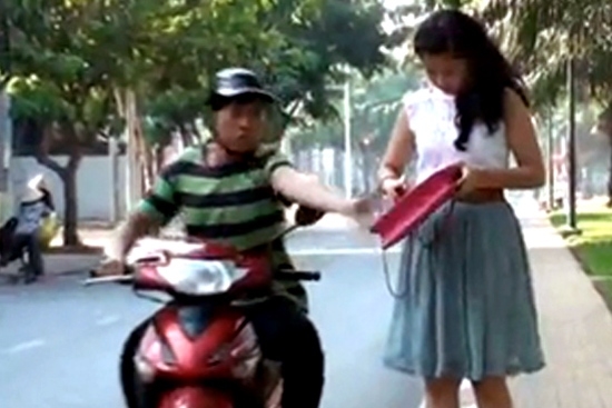 bat nam thanh nien cuop tien vang trang tron giua pho hinh anh 1