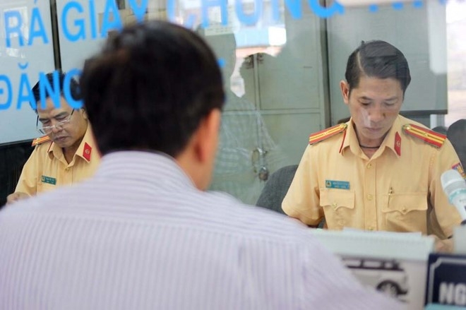 Chi 1/4 truong hop bi phat nguoi vi pham giao thong nop phat hinh anh 1
