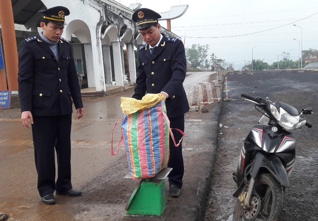 Lực lượng hải quan phát hiện chất nổ bên trong bao tải