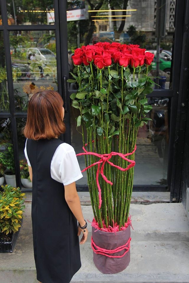 Hoa hong gia nua trieu cao hon nguoi chay hang dip Valentine hinh anh 1