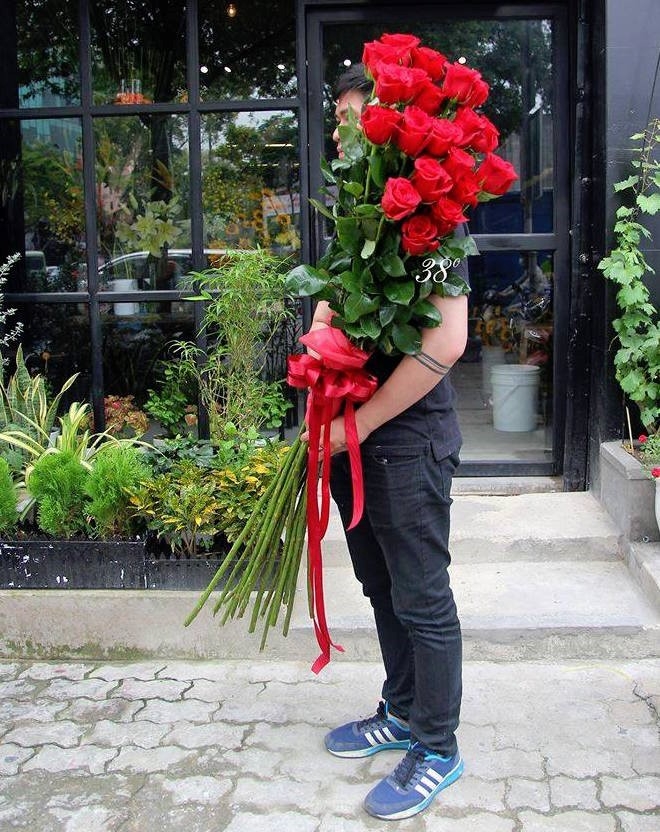 Hoa hong gia nua trieu cao hon nguoi chay hang dip Valentine hinh anh 2