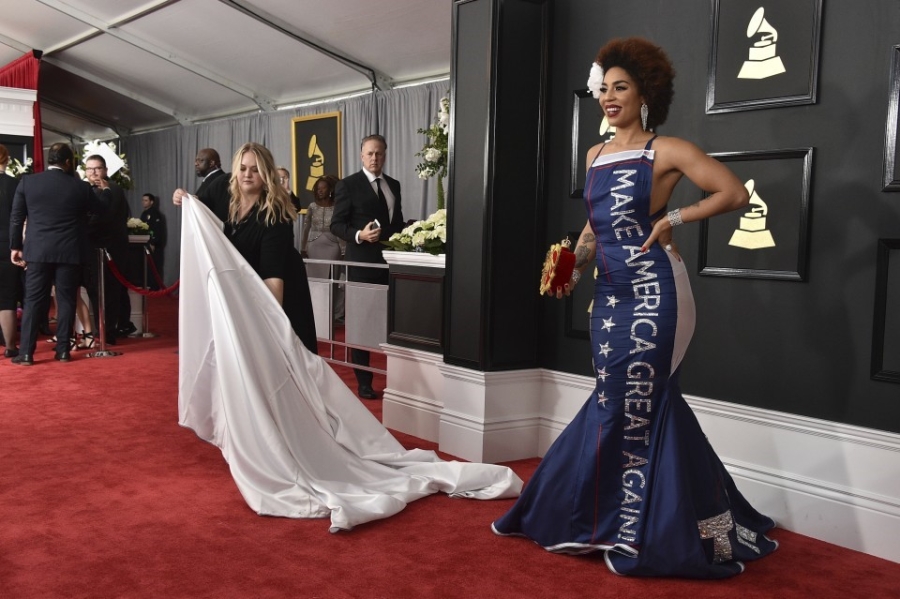Sao nu mac vay in chu Trump tren tham do Grammy hinh anh 2
