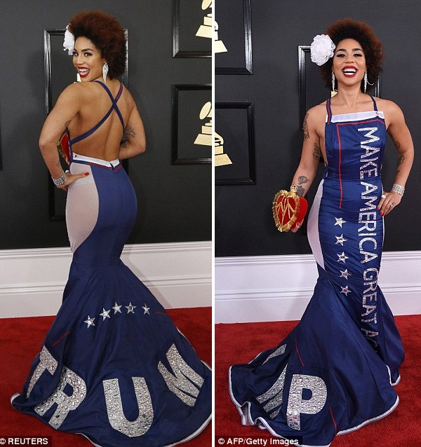 Sao nu mac vay in chu Trump tren tham do Grammy hinh anh 3