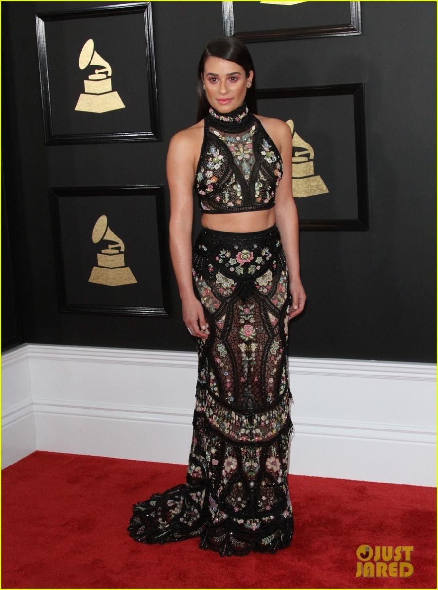 Sao nu mac vay in chu Trump tren tham do Grammy hinh anh 4