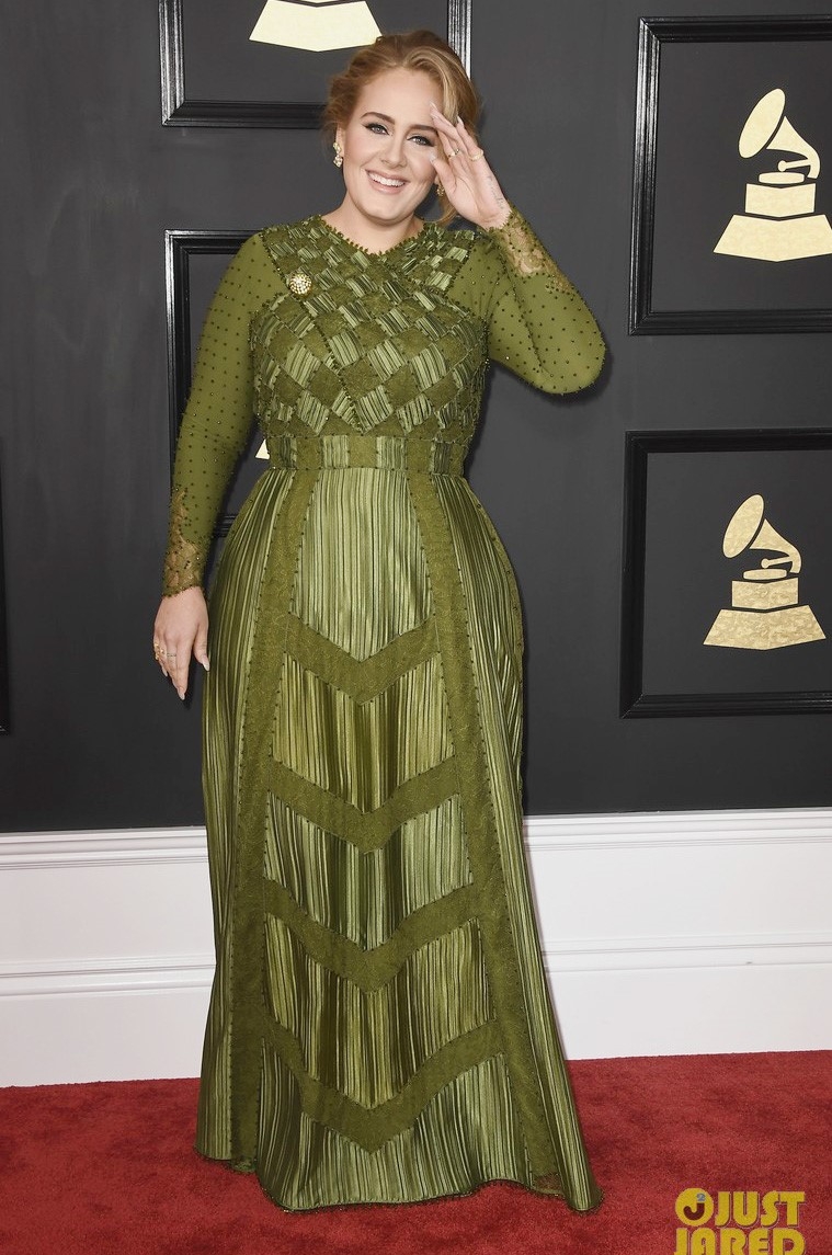 Sao nu mac vay in chu Trump tren tham do Grammy hinh anh 5