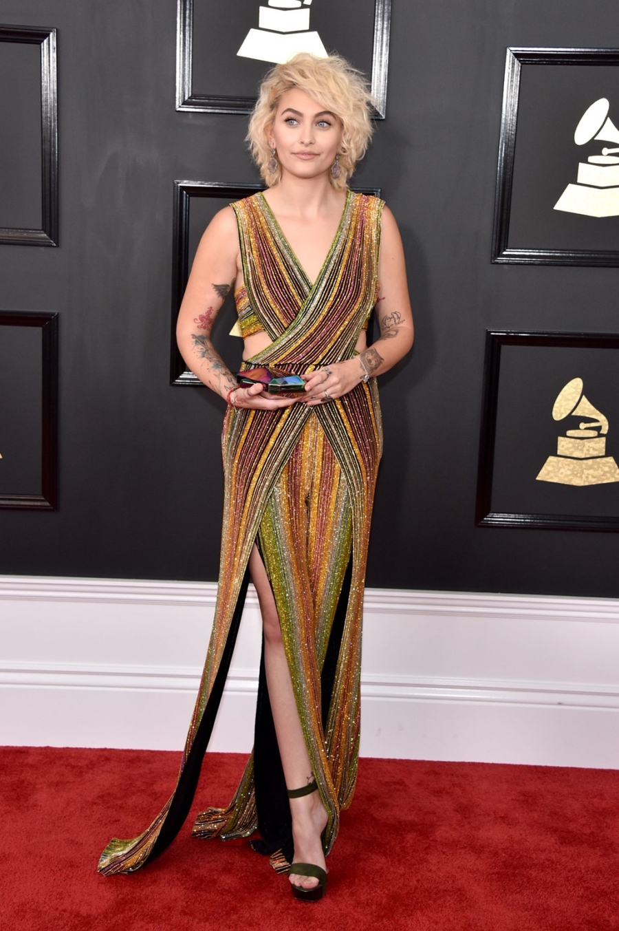 Sao nu mac vay in chu Trump tren tham do Grammy hinh anh 9