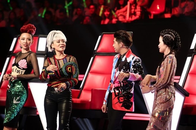 Tap dau The Voice bi 'mo xe' tu thi sinh toi trang phuc HLV hinh anh 1