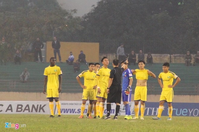 Trong tai Trung Kien goi dien xin loi SLNA hinh anh 1