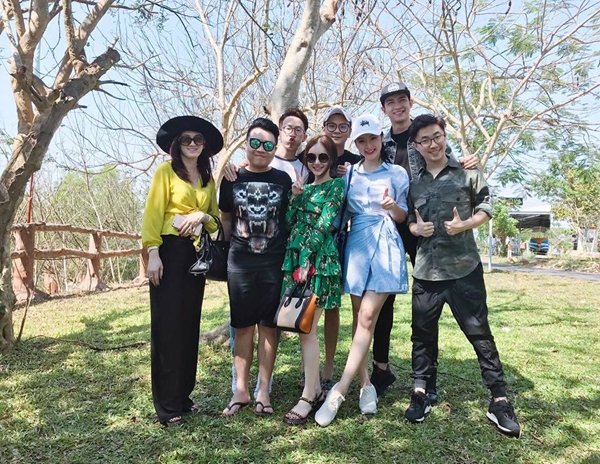 Anh vướng tin đồn yêu Angela Phương Trinh sau khi cả hai đóng chung phim Sứ mệnh trái tim. Nam người mẫu từng khen ngợi, bà mẹ nhí là một cô gái thông minh và bản lĩnh. Anh cũng không dám khẳng định rằng tương lai cả hai có yêu nhau hay không.