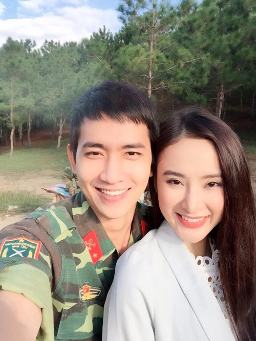 vo-canh-than-thiet-di-choi-cung-gia-dinh-angela-phuong-trinh-4