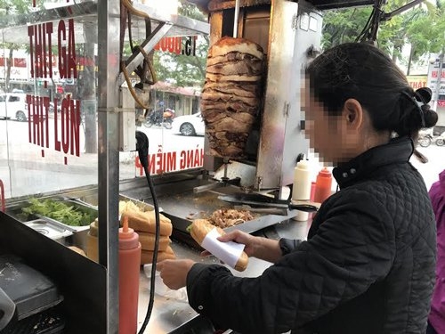 Xe đẩy bánh mì vỉa hè: Bán đều quanh năm, thu đủ tiền tỷ