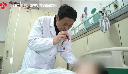 Bác sĩ đang kiểm tra lại mắt cho Feifei sau khi phẫu thuật.