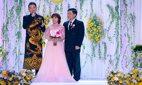 dam-vinh-hung-moi-me-len-san-khau-lam-le-cuoi-cho-em-gai