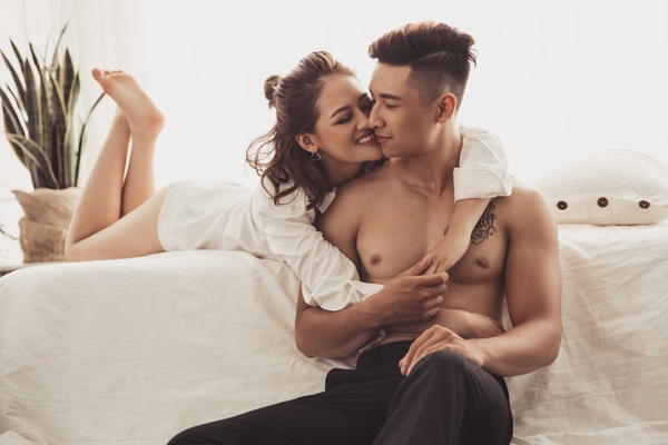 dien-vien-thuy-anh-say-dam-ben-ban-trai-nguoi-mau-4