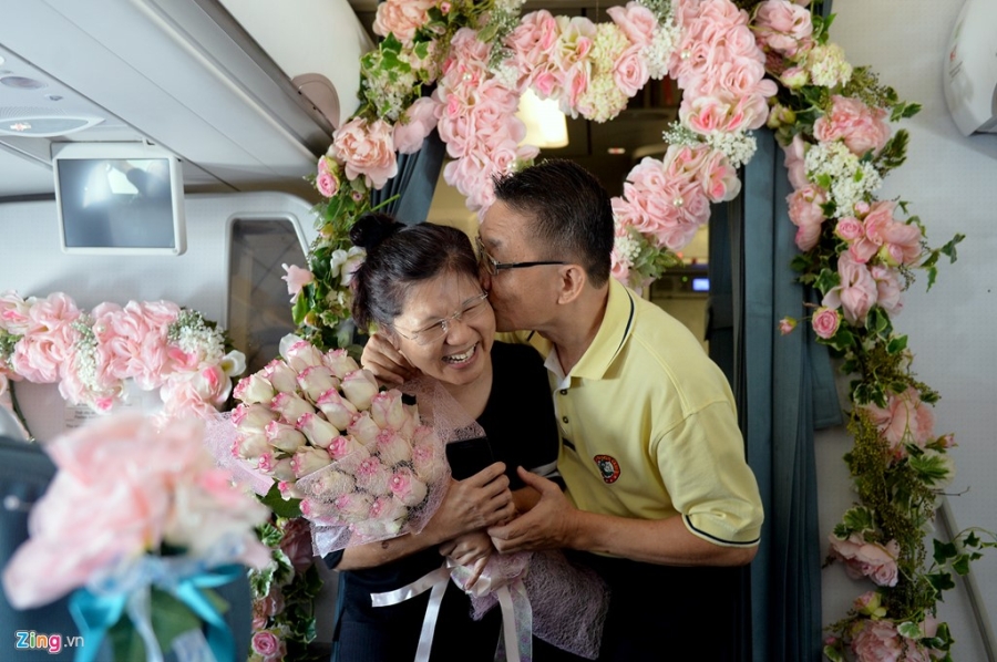 Doanh nhan dat chuyen bay don Valentine ve TP.HCM hinh anh 6