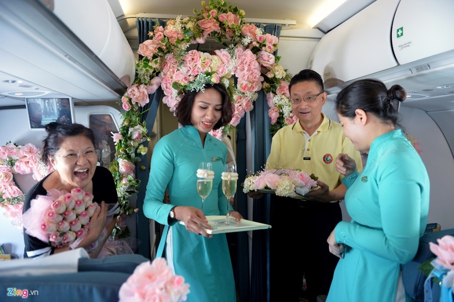 Doanh nhan dat chuyen bay don Valentine ve TP.HCM hinh anh 7