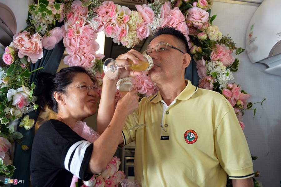 Doanh nhan dat chuyen bay don Valentine ve TP.HCM hinh anh 9