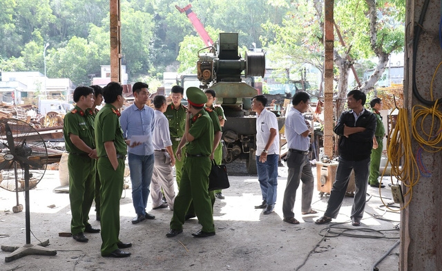  Cơ quan điều tra đang khám nghiệm hiện trường vụ nổ 