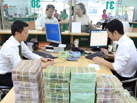 Ngân hàng hút về lượng tiền khổng lồ sau Tết - 1