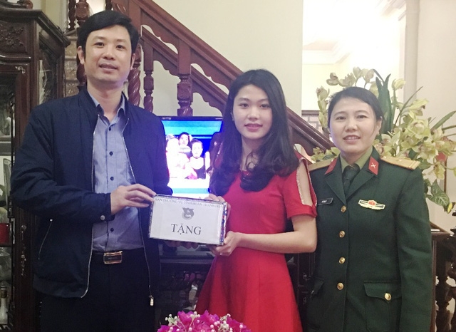  Anh Lê Văn Trung - Bí thư Tỉnh đoàn Thanh Hóa thăm, tặng quà và động viên em Linh trước khi lên đường nhập ngũ 