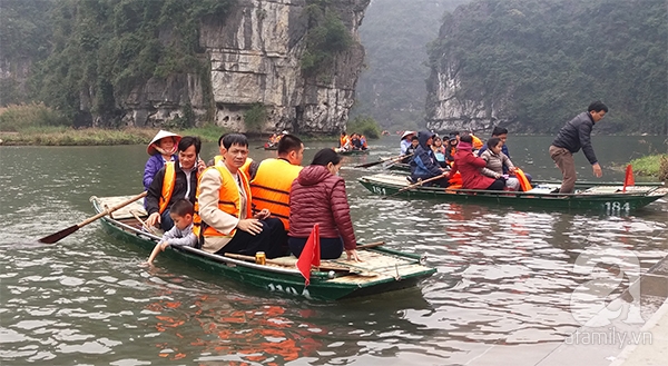 Bất chấp nguy hiểm, người lớn, trẻ nhỏ không mặc áo phao khi qua sông ở KDL Tràng An - Ảnh 6.