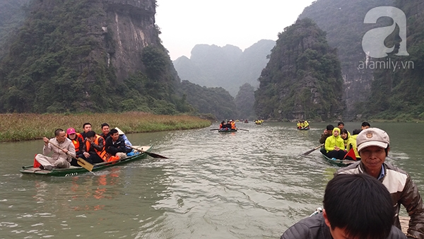 Bất chấp nguy hiểm, người lớn, trẻ nhỏ không mặc áo phao khi qua sông ở KDL Tràng An - Ảnh 8.