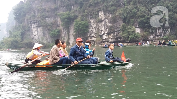 Bất chấp nguy hiểm, người lớn, trẻ nhỏ không mặc áo phao khi qua sông ở KDL Tràng An - Ảnh 9.