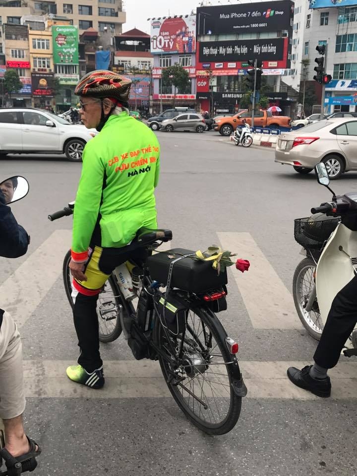 Bức ảnh 'chở một nhành hoa' gây sốt ngày lễ Tình nhân