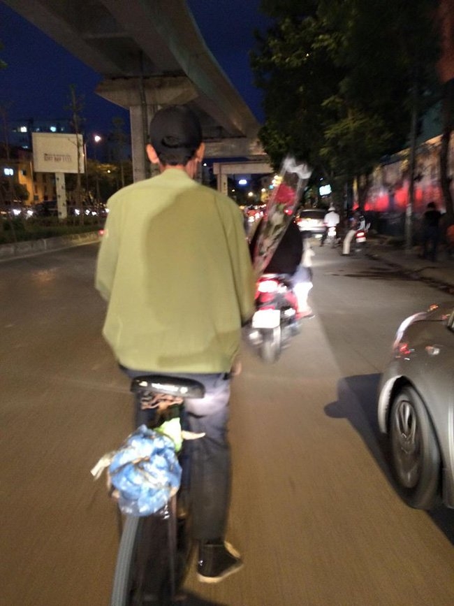 Bức ảnh 'chở một nhành hoa' gây sốt ngày lễ Tình nhân