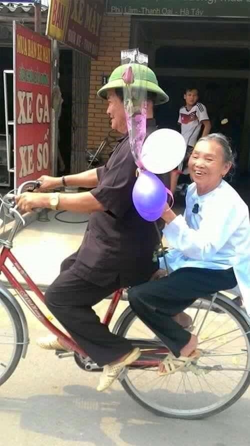 Bức ảnh 'chở một nhành hoa' gây sốt ngày lễ Tình nhân