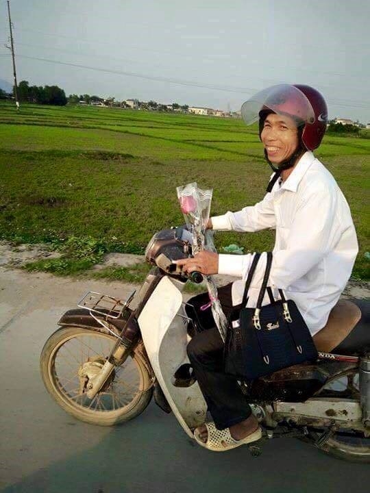 Bức ảnh 'chở một nhành hoa' gây sốt ngày lễ Tình nhân