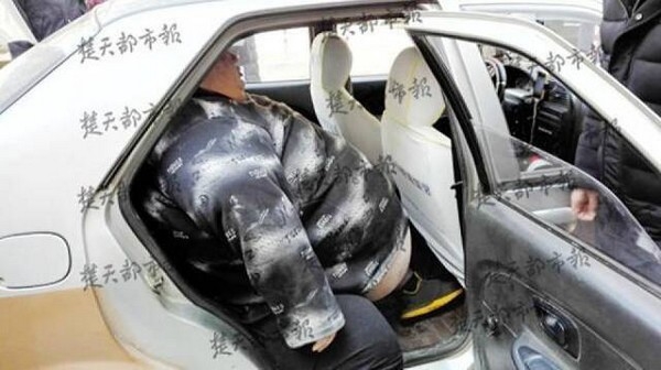 Sau hơn 2 tiếng và nỗ lực giải cứu của 20 người, Hoàng mới có thể lên xe taxi để về nhà