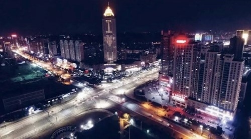 Cụ ông 84 tuổi thắp sáng cả tòa nhà để tỏ tình với vợ  ảnh 1