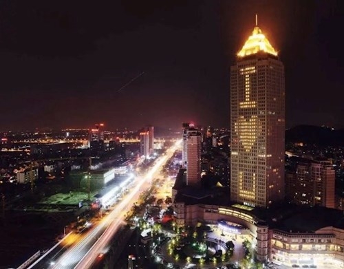 Cụ ông 84 tuổi thắp sáng cả tòa nhà để tỏ tình với vợ  ảnh 2