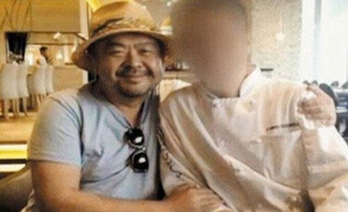  Ông Kim Jong-nam chụp ảnh với đầu bếp một nhà hàng ở Jakarta. (Ảnh: YTN) 