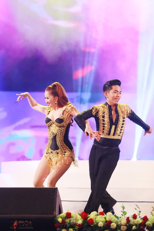 phan-hien-khanh-thi-ngot-ngao-hon-nhau-10