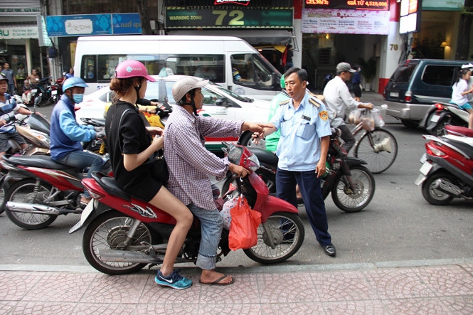 Phạt cả trăm người đi xe máy leo lề tại trung tâm Sài Gòn 