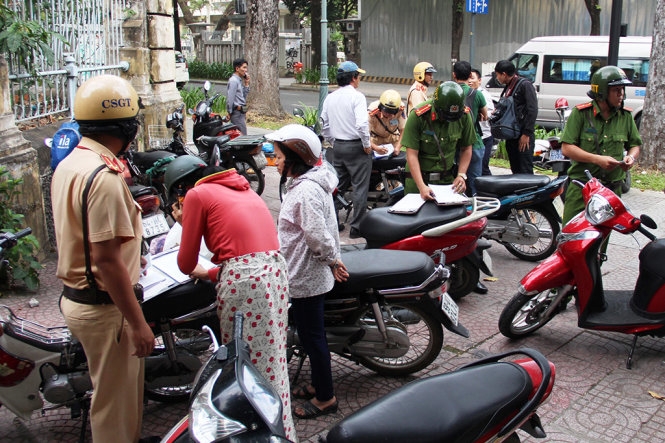 Phạt cả trăm người đi xe máy leo lề tại trung tâm Sài Gòn 